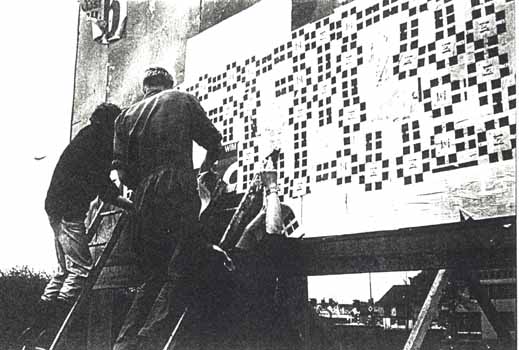 Stanza Algorithmic wallpaper called Artitextures being put up in Holland ourside v2 1986 . Also in photo is Alex Adriaansens.